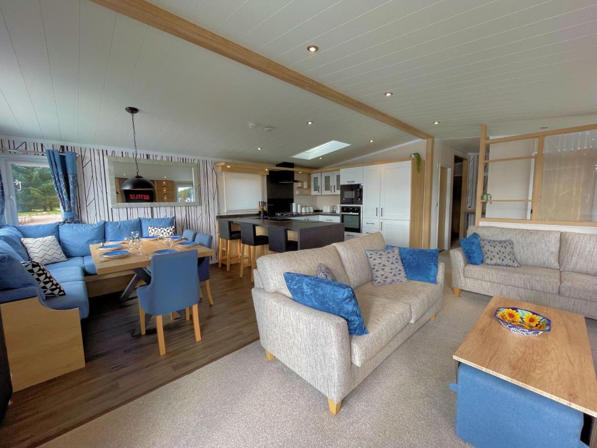 Luxury Lakeside Lodge With Htub Beautiful Views Annan Exterior foto