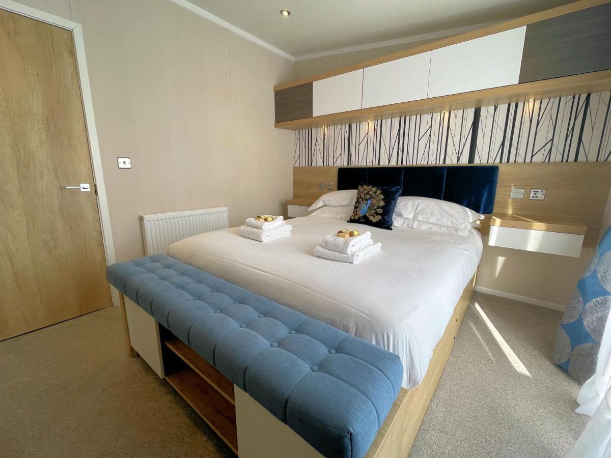 Luxury Lakeside Lodge With Htub Beautiful Views Annan Exterior foto