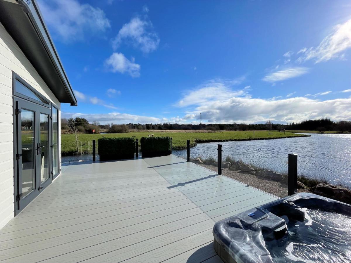 Luxury Lakeside Lodge With Htub Beautiful Views Annan Exterior foto