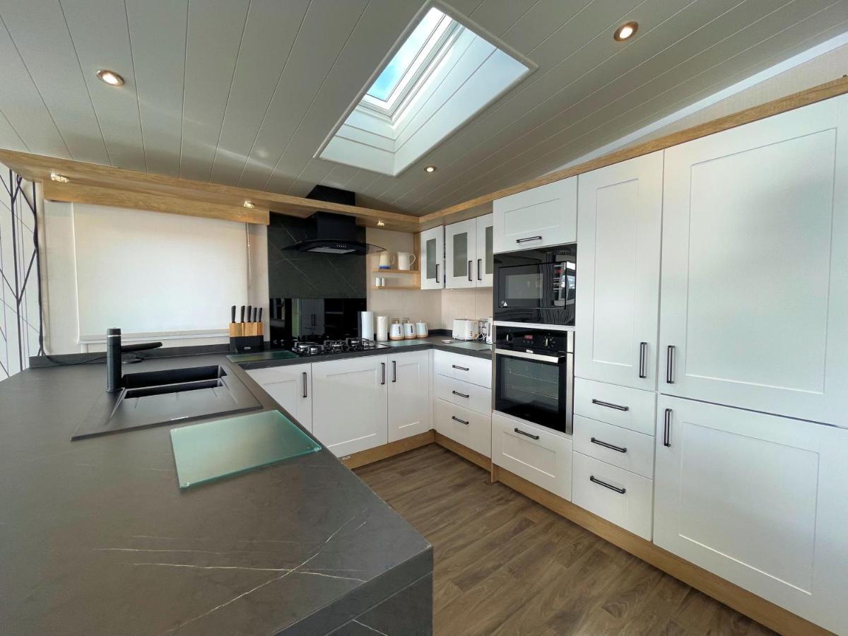 Luxury Lakeside Lodge With Htub Beautiful Views Annan Exterior foto