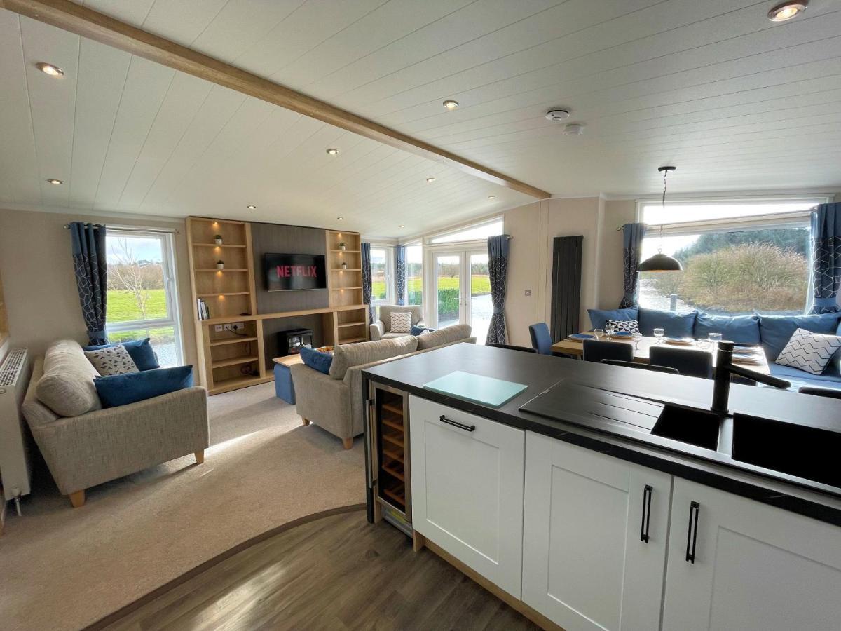 Luxury Lakeside Lodge With Htub Beautiful Views Annan Exterior foto