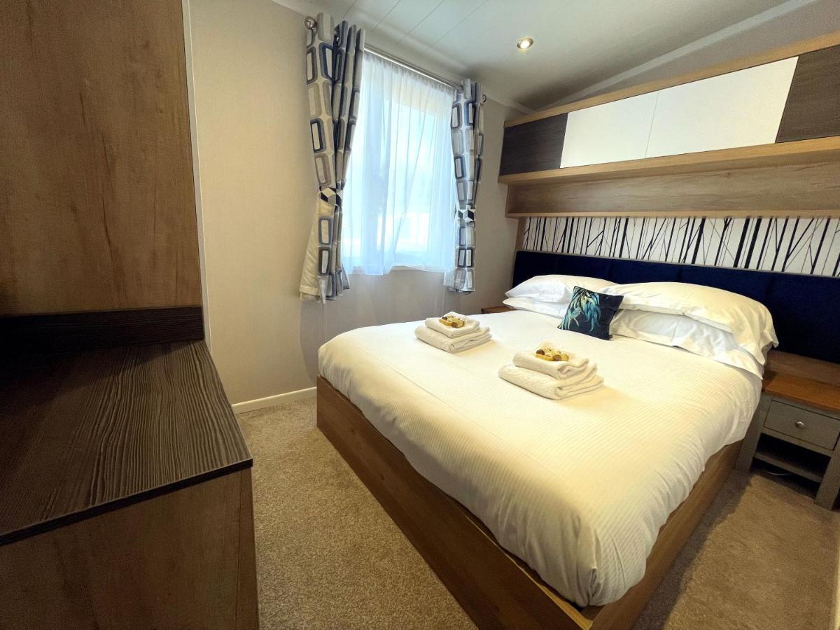 Luxury Lakeside Lodge With Htub Beautiful Views Annan Exterior foto